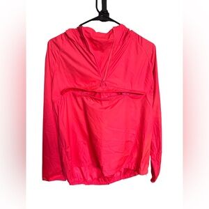Under Armour loose coupe lache rain jacket.  Rush Red Size XS/TP/EP